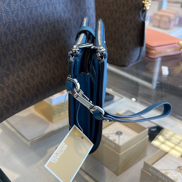 MICHAEL KORS LARGE DOUBLE ZIP WRISTLET WALLET PHONE CASE CLUTCH 
Teal
NWT - Picture 5 of 16